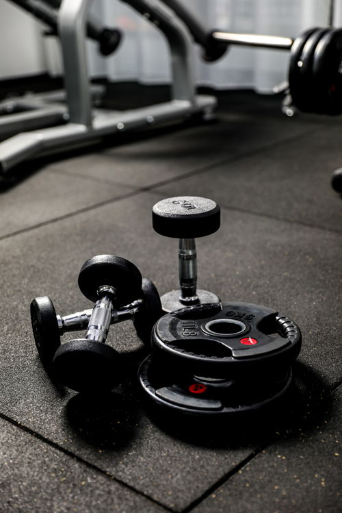 靜與力的美學 一對舉重啞鈴的視覺敘事